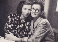 Margarita ar savu māti Mariju. 1950. gadu sākums