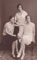 Aleksandra un Marija Vaganovas, stāv Vera Mackeviča