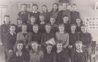 Rīgas 10. vidusskolas skolniece. 1945. gads